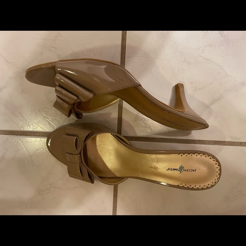 Nude colored heel, size 8